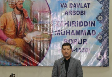 Bugun tuman Madaniyat markazida jahon tarixida o‘chmas iz qoldirgan betakror siymolardan biri, buyuk shoir, qomusiy olim, davlat arbobi va mohir sarkarda Zahiriddin Muhammad Bobur tavalludining 540 yilligiga bag'ishlangan tadbir bo'lib o'tdi. Unda Sariosiyo tuman hokimi Abduqodir Donayev, tuman prokurori, nuroniylar, yoshlar va keng jamoatchilik vakillari ishtirok etdi.