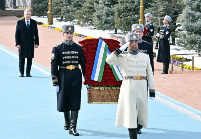 O‘zbekiston Respublikasi Prezidenti Shavkat Mirziyoyev Toshkent shahrida Birinchi Prezident Islom Karimov haykali poyiga gulchambar qo‘ydi.